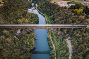 Ponte San Michele; alle spalle, l'incile del Naviglio, Foto di Mario Donadoni