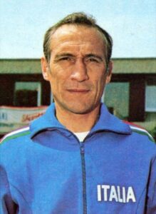 Enzo Bearzot, a cui è intitolato il Centro Sportivo. Il Campione è sepolto nel cimitero di Paderno d'Adda. Foto di Panini, Public domain, via Wikimedia Commons