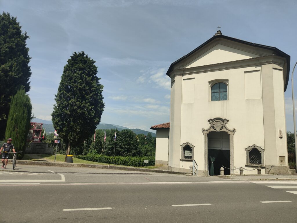 Chiesetta degli alpini, esterno. Foto di Garden65