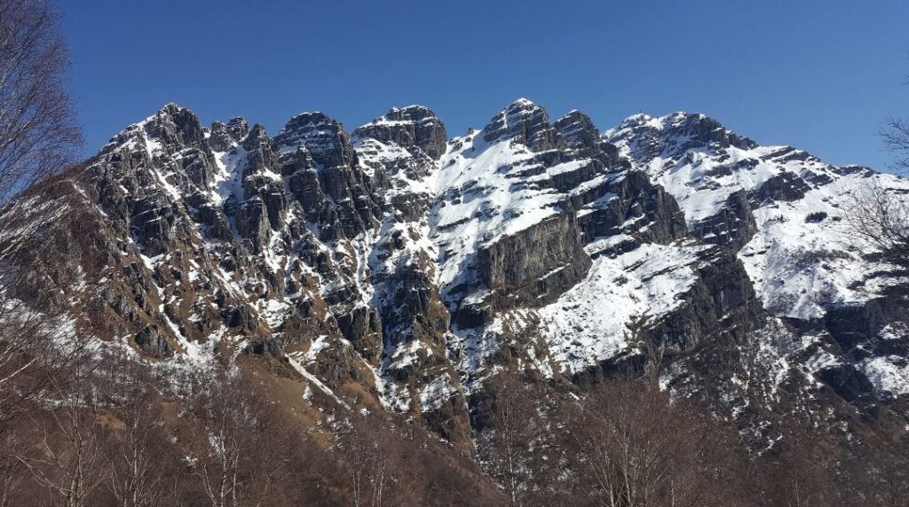 Resegone, dalla Brianza lecchese. Foto di Ale300885, Wikimedia Commons.