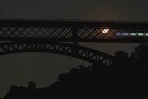 Ponte San Michele, passaggio del treno in notturna. Foto di Niccolò Castelnuovo