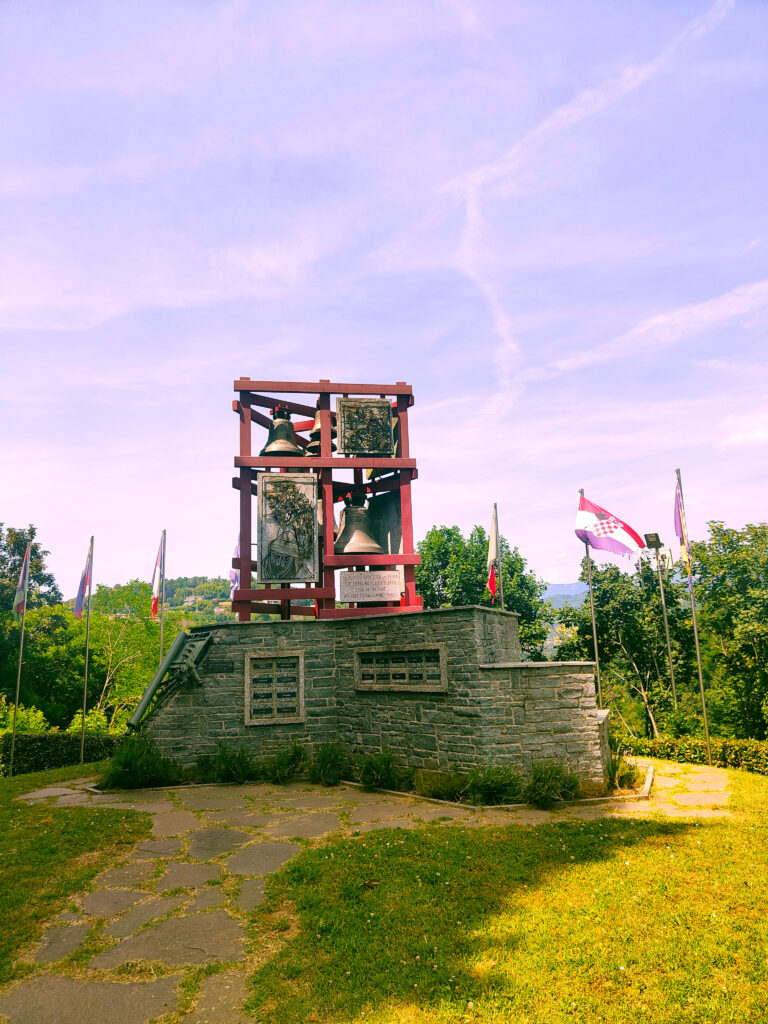 Monumento ai caduti di tutte le guerre. Foto di Garden 65