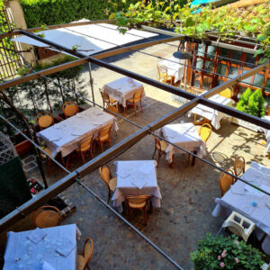 Trattoria dei Cacciatori, sala esterna. Foto da www.trattoriadeicacciatori.it