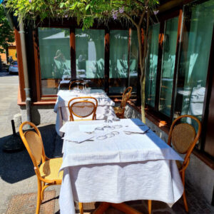 Trattoria dei Cacciatori, sala esterna. Foto da www.trattoriadeicacciatori.it