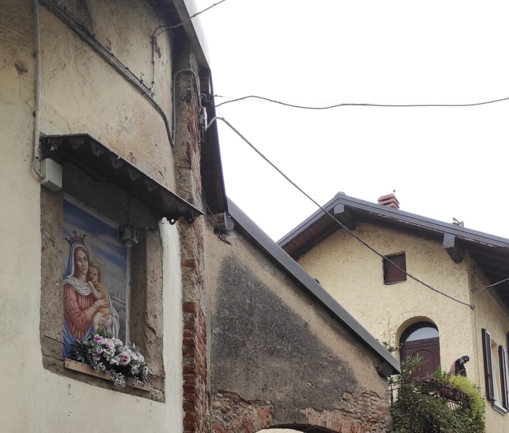 Madonna col Bambino di Via XXV Aprile,ingresso della corte. Foto da canale ufficiale FB Ecomuseo Adda di Leonardo