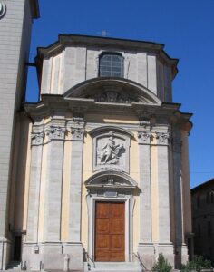 Chiesa Parrocchiale di San Giovanni Evangelista, facciata. Foto di Giorces, pubblico dominio.