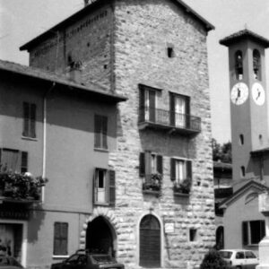 Piazza Garibaldi, la Torre. Foto da www.lombardiabeniculturali.it