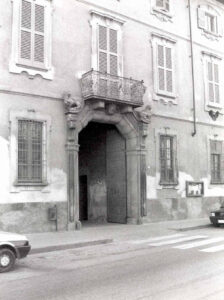 Casa Somaglia, portale, immagine storica. Foto da www.lombardiabeniculturali.it