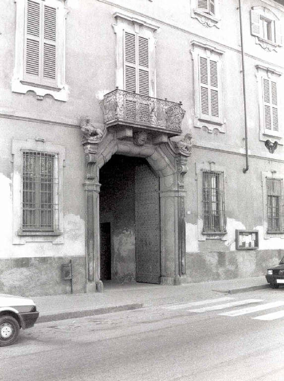 Casa Somaglia, portale, immagine storica. Foto da www.lombardiabeniculturali.it