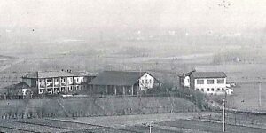 Cascina Fornace. Accanto, Cascina Tiraboschi. Dalla raccolta di Giancarlo Lecchi