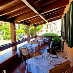 Trattoria dei Cacciatori, sala esterna.