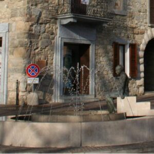 Piazza Garibaldi, fontana. Foto di Giorces, pubblico dominio.