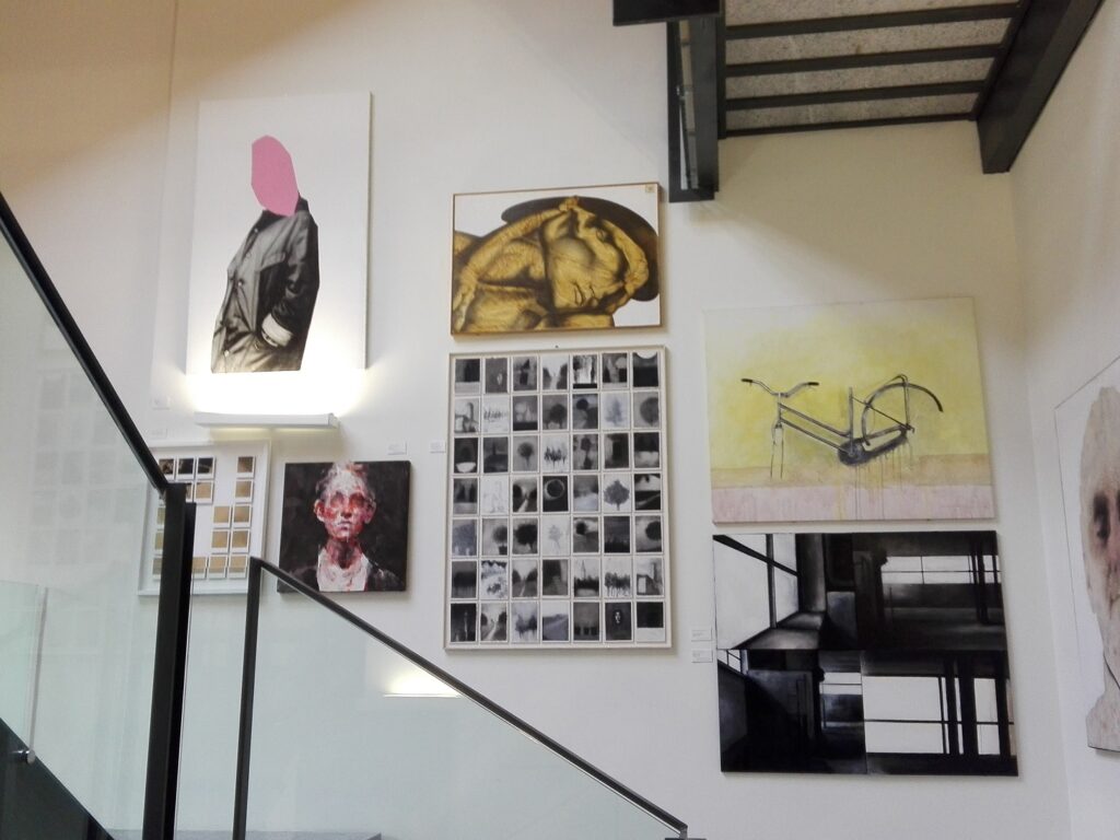 Galleria Premio Morlotti, opere in sala. Foto da www.ecomuseoaddadileonardo.it