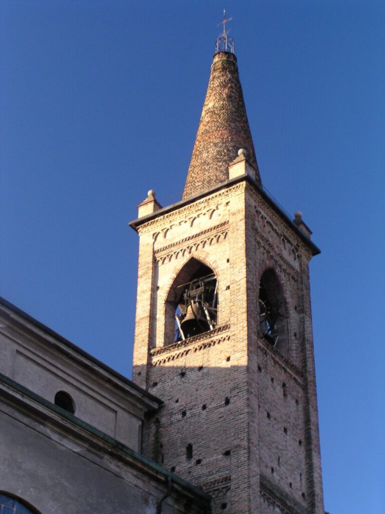 Chiesa parrocchiale dell’Immacolata e San Zeno, il campanile. Foto da www.vivicassano.it