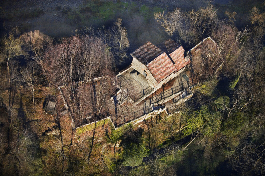 Santuario della Rocchetta, veduta aerea. Foto da www.turismo.parcoaddanord.it