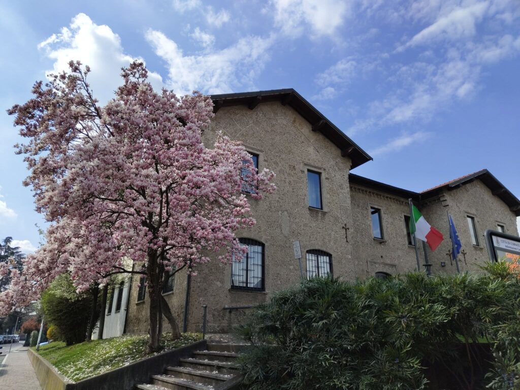 Municipio di Cornate d'Adda, esterno. Foto da canale ufficiale FB