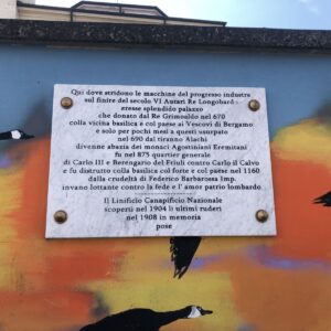 Basilica Autarena, dettaglio targa. Foto da turismo.parcoaddanord.it