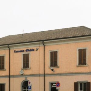 Stazione FS di Cassano D'adda, esterno. Foto da Arbalete, CC BY-SA 3.0, via Wikimedia Commons