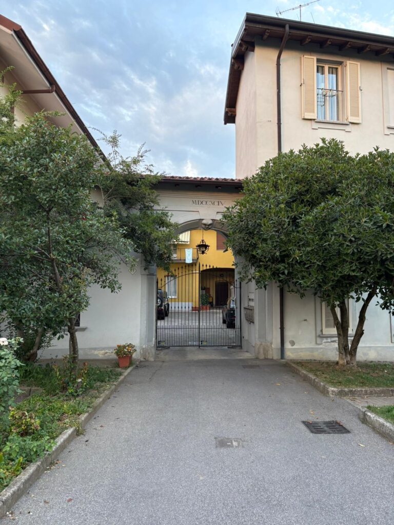 Robbiate, piazza Airoldi, ingresso