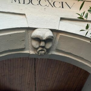 Robbiate, piazza Airoldi, mascherone sull'arco d'ingresso