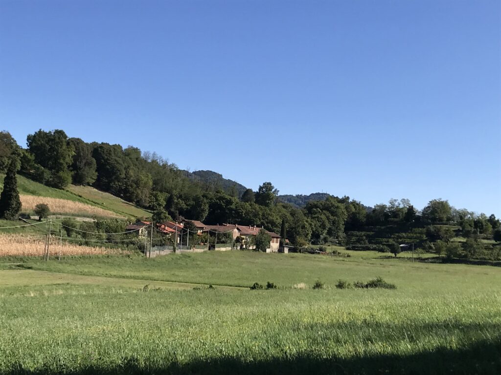 Robbiate, sui sentieri verso il Monte Robbio, in vista di Cascina Duraga