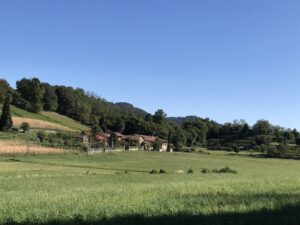 Robbiate, sui sentieri verso il Monte Robbio, in vista di Cascina Duraga