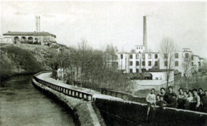 Vaprio d'Adda, San Pietro in alto a sinistra. A destra, la Cartiera Binda con ciminiera (foto Giuseppe Pezzi)