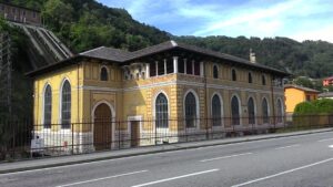 Centrale idroelettrica di Zogno. Foto di Mannivu, CC BY-SA 4.0, via Wikimedia Commons