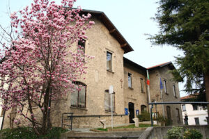 Municipio di Cornate d'Adda, esterno. Foto da canale ufficiale FB