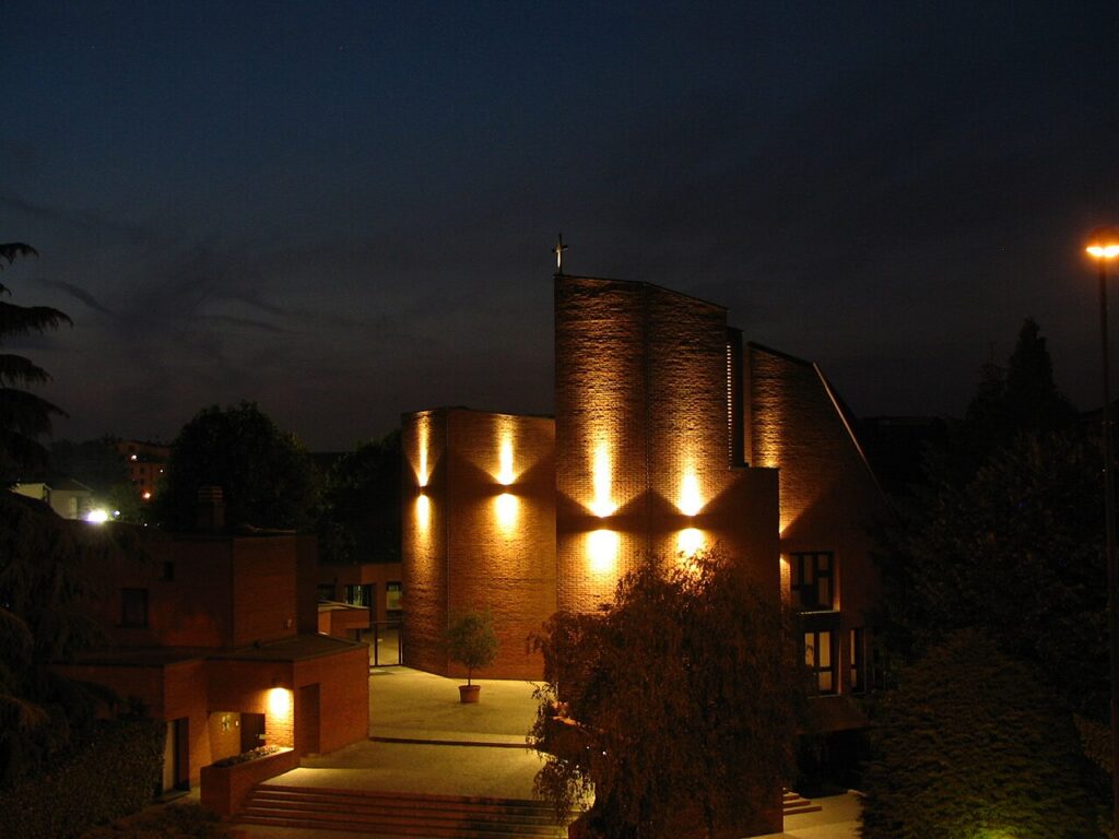Chiesa e il Complesso parrocchiale di San Giuseppe, interno. Foto di Melari, CC BY-SA 3.0, via Wikimedia Commons