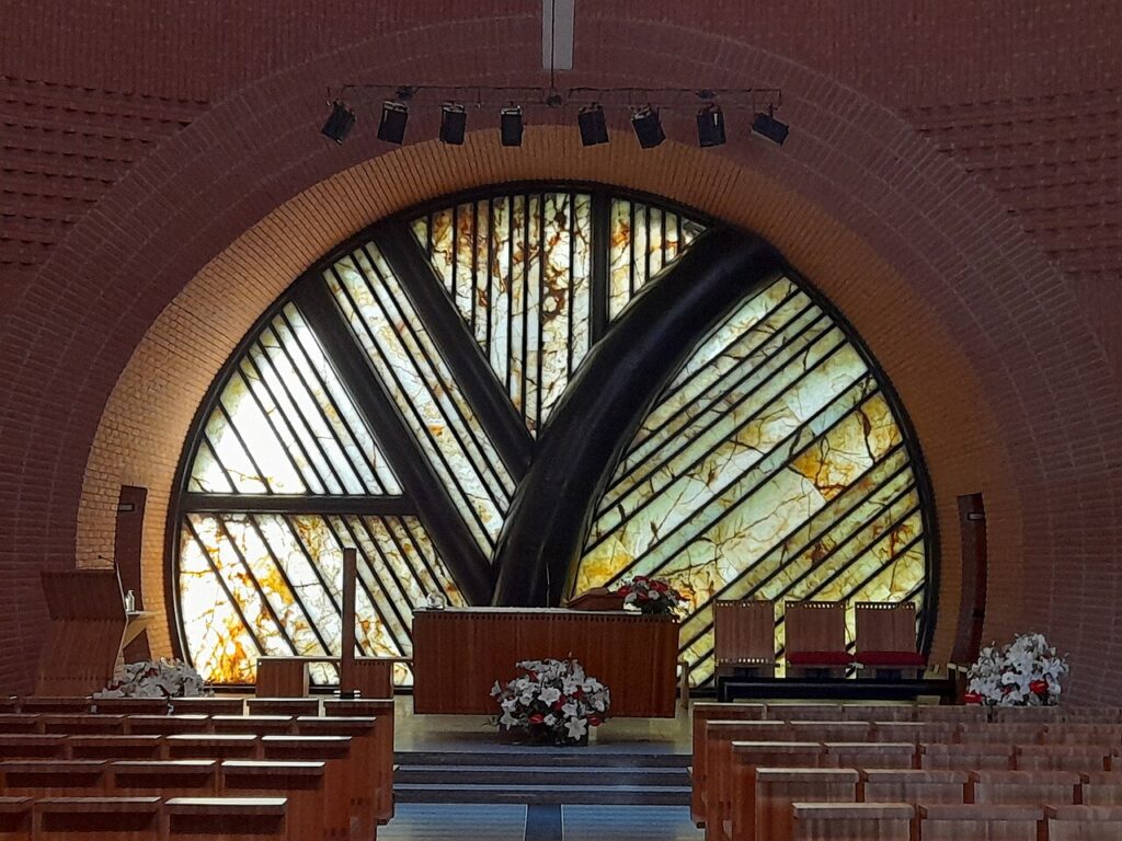 Chiesa di San Pietro Apostolo, veduta. Foto di Jurgen Flop, CC BY-SA 4.0, via Wikimedia Commons