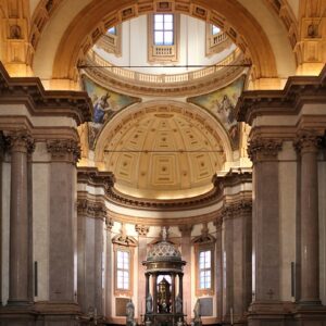Chiesa di San Fedele, interno. Foto di Paolobon140, CC BY-SA 4.0, via Wikimedia Commons