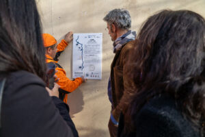 LIMEN, I luoghi soglia, 𝘐𝘭 𝘧𝘪𝘶𝘮𝘦 𝘨𝘦𝘯𝘪𝘢𝘭𝘦, 𝘪𝘭 𝘵𝘦𝘮𝘱𝘰 𝘥𝘦𝘭𝘭’𝘪𝘯𝘵𝘦𝘭𝘭𝘪𝘨𝘦𝘯𝘻𝘢, targa tattile, foto di Arianna Ciofi