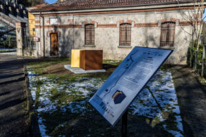 LIMEN. I luoghi soglia. 𝘐𝘭 𝘧𝘪𝘶𝘮𝘦 𝘰𝘱𝘦𝘳𝘰𝘴𝘰, 𝘪𝘭 𝘵𝘦𝘮𝘱𝘰 𝘥𝘦𝘭 𝘧𝘢𝘳𝘦, targa tattile, foto di Arianna Ciofi