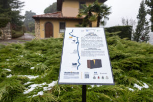 LIMEN. I luoghi soglia. 𝘐𝘭 𝘧𝘪𝘶𝘮𝘦 𝘴𝘢𝘤𝘳𝘰, 𝘪𝘭 𝘵𝘦𝘮𝘱𝘰 𝘥𝘦𝘭𝘭𝘦 𝘰𝘳𝘪𝘨𝘪𝘯𝘪, targa tattile, foto Arianna Ciofi