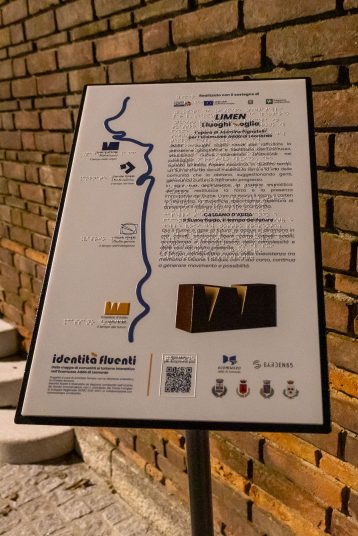 LIMEN. I luoghi soglia. 𝘐𝘭 𝘧𝘪𝘶𝘮𝘦 𝘧𝘭𝘶𝘪𝘥𝘰, 𝘪𝘭 𝘵𝘦𝘮𝘱𝘰 𝘥𝘦𝘭 𝘧𝘶𝘵𝘶𝘳𝘰, targa tattile, foto di Arianna Ciofi